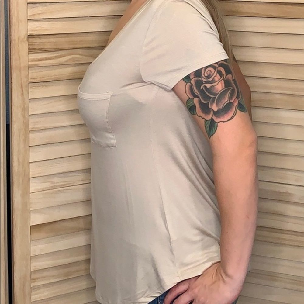Slouchy pocket - deep v neck basic tee - Picture 2 of 5